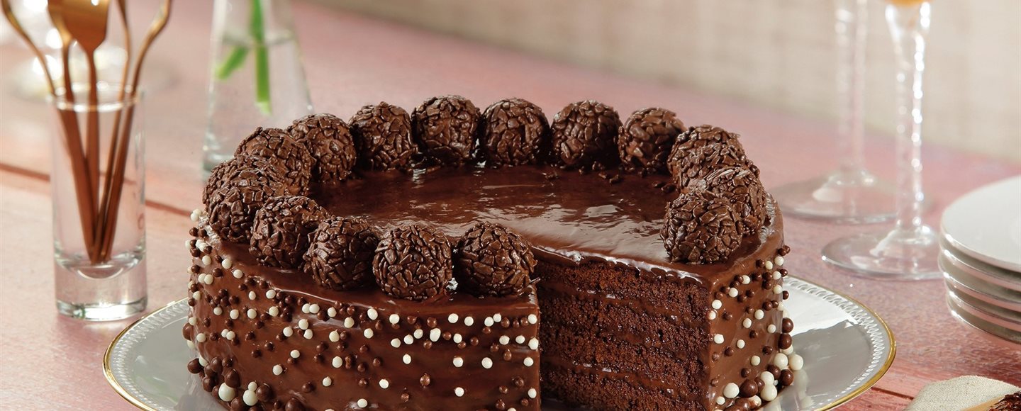 Bolo de Chocolate com Ganache Cremosa Super Molhadinho e Fácil de Fazer que Derrete na Boca