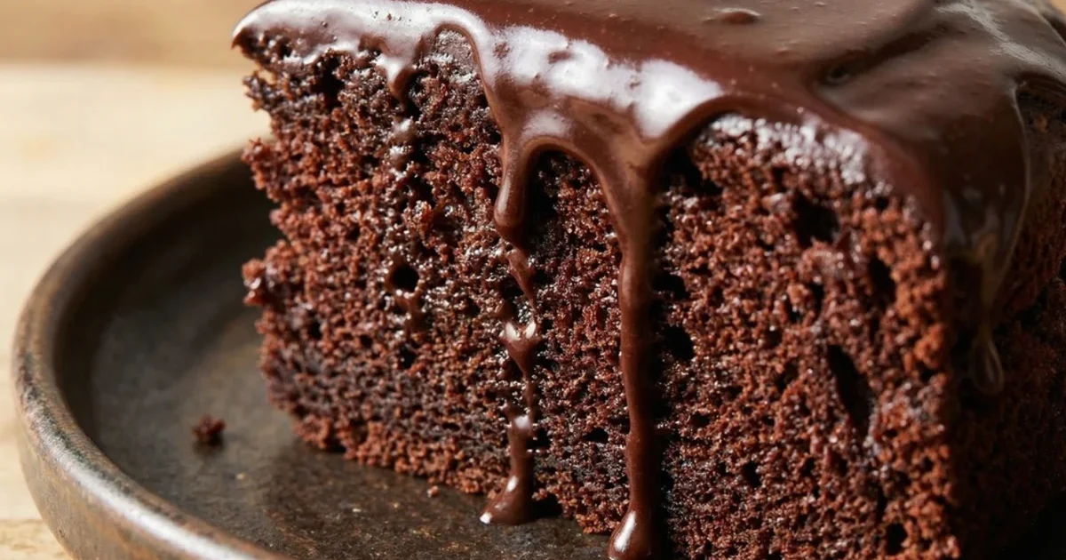 Bolo de Chocolate com Ganache Cremosa Super molhadinho e fácil de fazer que derrete na boca.