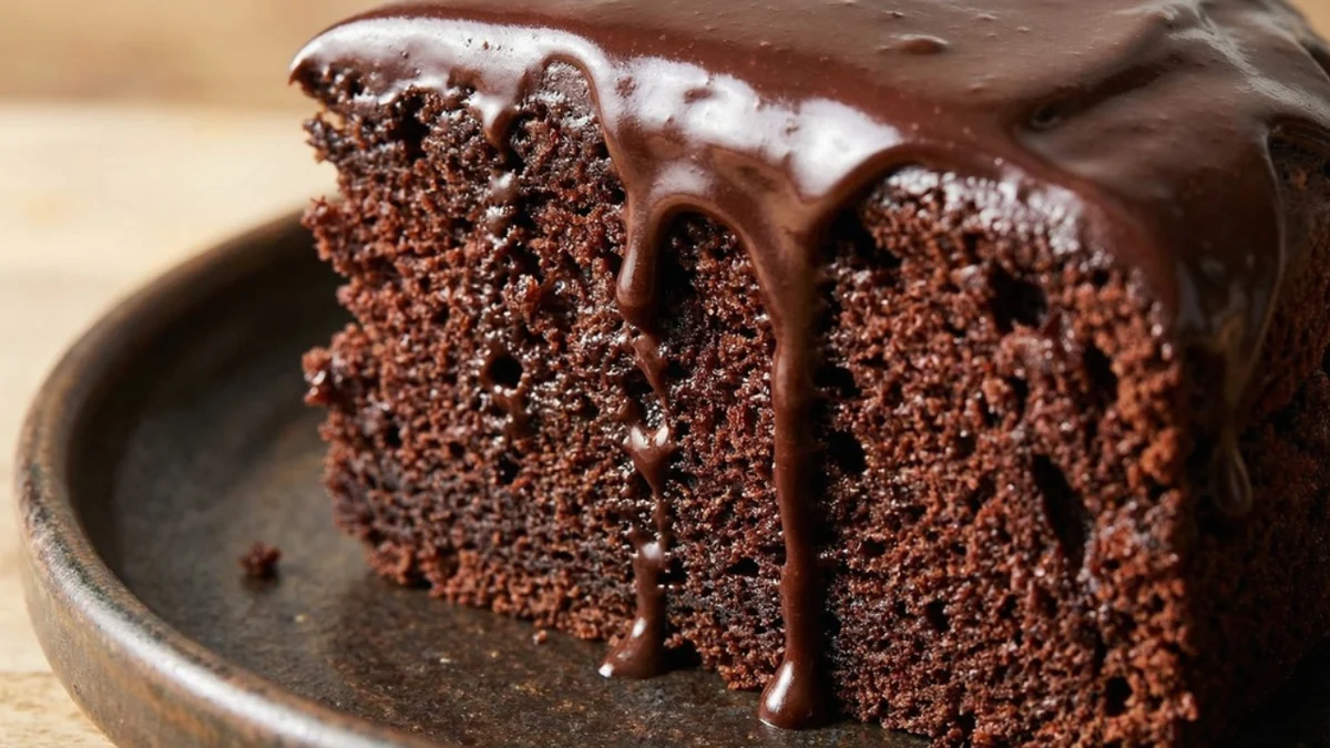 Bolo de Chocolate com Ganache Cremosa Super molhadinho e fácil de fazer que derrete na boca.