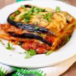 Macarrão de Forno Gratinado com Queijo e Presunto Bem Cremoso, daquelas Receitas Práticas que Enchem o Refratário, Alimentam Todo Mundo e Sempre Fazem Sucesso
