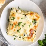 Penne ao Molho Branco Cremoso com Frango Bem Caprichado, daquelas Receitas que Ficam Prontas Rápido, Sustentam Bem e Fazem Sucesso em Qualquer Almoço ou Jantar
