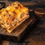 Bolo de Coco Molhadinho da Casa com Calda Generosa, Cheirinho de Café Passado e Sabor de Receita que Abraça a Alma