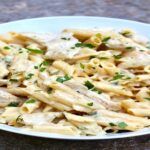 Macarrão de Forno Gratinado com Queijo e Presunto Bem Cremoso, daquelas Receitas Práticas que Enchem o Refratário, Alimentam Todo Mundo e Sempre Fazem Sucesso
