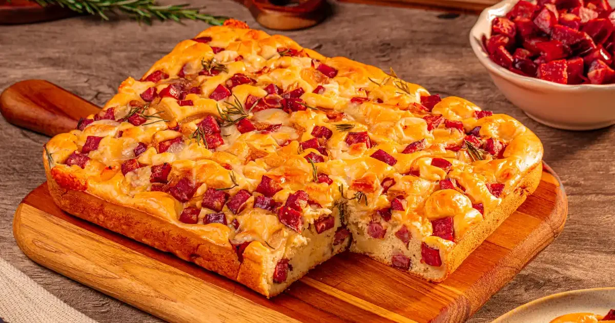 Torta Salgada de Liquidificador Recheada com Calabresa e Queijo com 10 ingredientes que tem em sua casa.