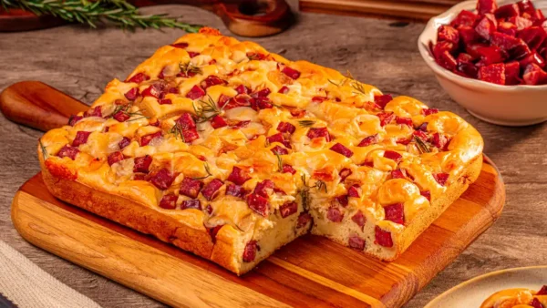 Torta Salgada de Liquidificador Recheada com Calabresa e Queijo com 10 ingredientes que tem em sua casa.