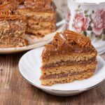 Torta de Pêssego com Creme Suave e Massa Leve, Uma Sobremesa Elegante e Muito Fácil de Fazer