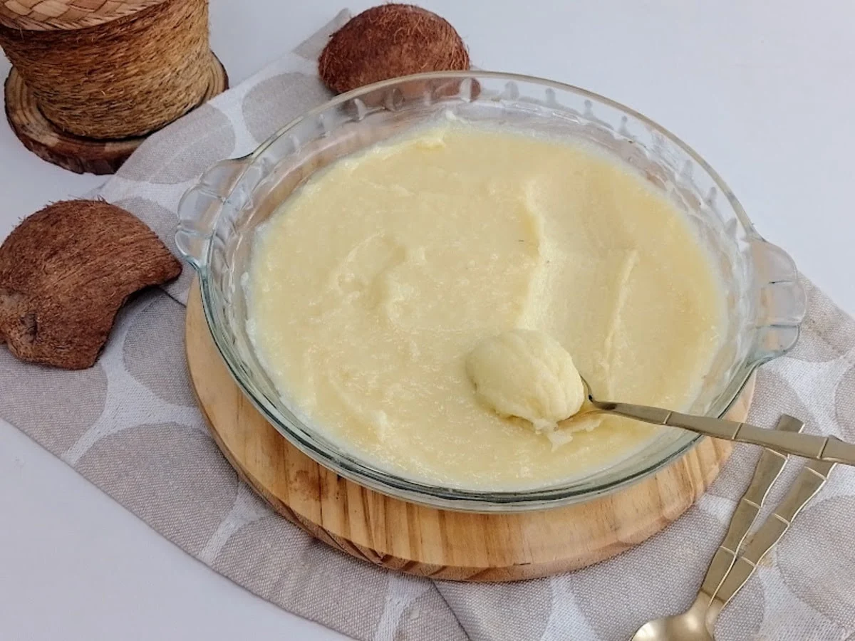 Recheio de coco tipo cocada cremosa, fácil, rápido e super saboroso, perfeito para rechear bolos de aniversário ou simplesmente comer de colher de tão irresistível.