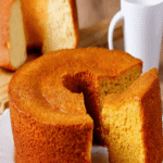 Bolo de cenoura sem açúcar fofinho, úmido e naturalmente doce, perfeito pra um café saudável e delicioso