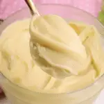 Creme suflé de chocolate super cremoso e aerado, feito com apenas 4 ingredientes simples, uma sobremesa fácil que derrete na boca e parece saída de confeitaria.
