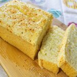 Bolo salgado de frango fofinho e recheado, perfeito pra lanches, festas e aquele café da tarde caprichado