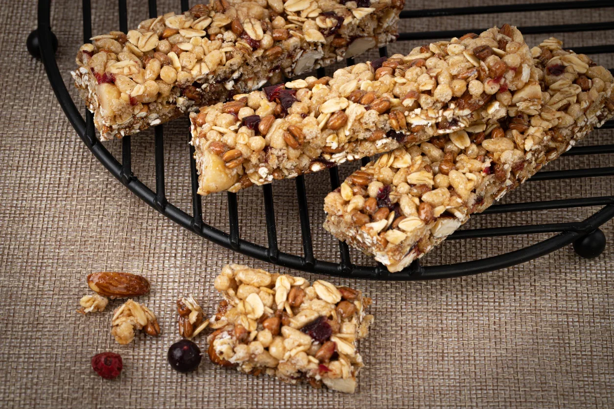Barrinha de Cereal Fitness Caseira Sem Açúcar que Fica Crocante, Natural e Perfeita pra um Lanche Saudável, Rápido e Cheio de Energia no Dia a Dia