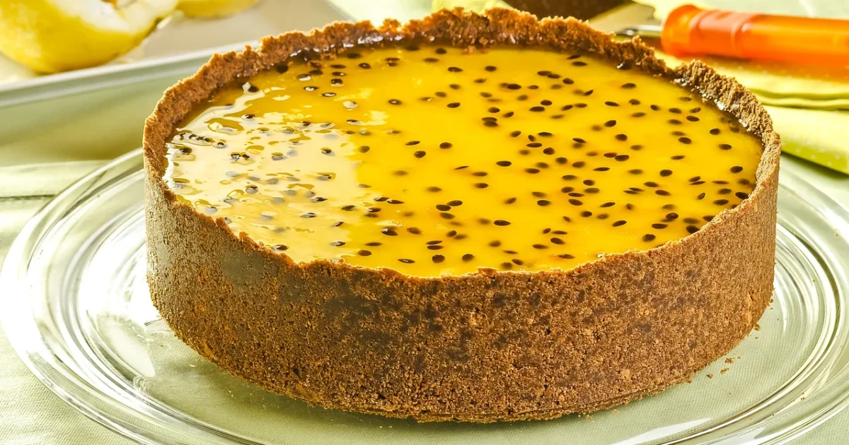Torta Gelada de Maracujá com Chia que Refresca, Sacia e Parece Sobremesa de Restaurante Saudável Feita para Comer sem Culpa
