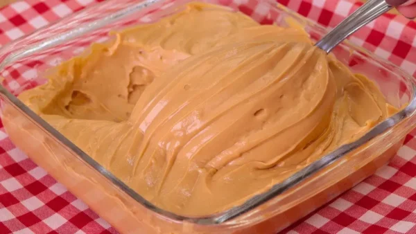 Recheio de Doce de Leite com Nozes e Cobertura de Creme Belga