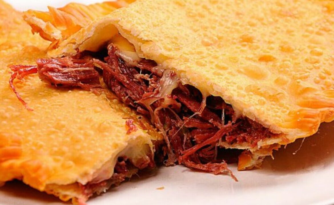 Pastel de Carne Seca com Queijo Gorgonzola