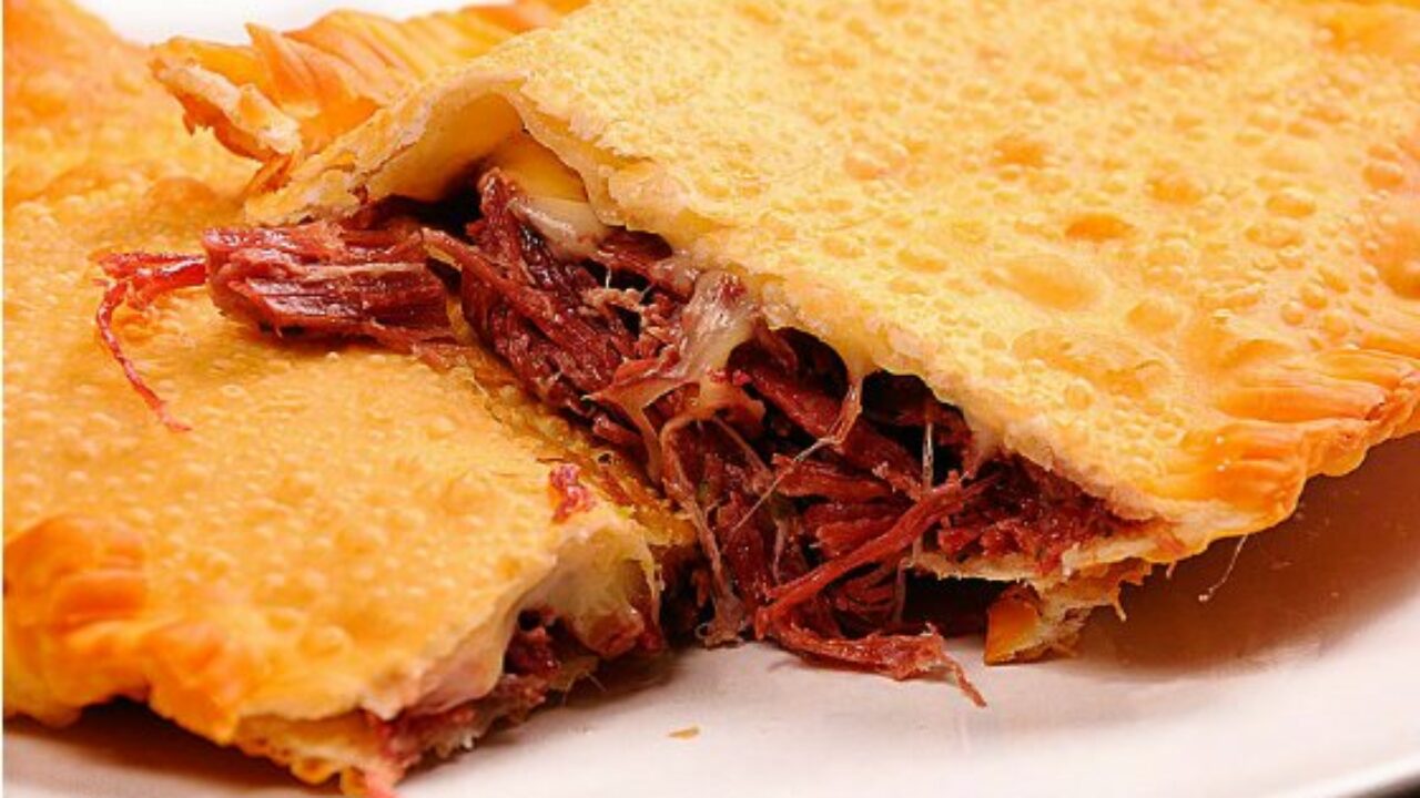 Pastel de Carne Seca com Queijo Gorgonzola que Fica Crocante por Fora, Extremamente Cremoso por Dentro e com Sabor Sofisticado Irresistível