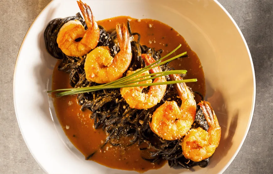 Espaguete Preto ao Molho de Camarão com Toque de Coco que Parece Prato Caríssimo de Restaurante Chique, Mas Você Consegue Fazer em Casa Sem Complicação