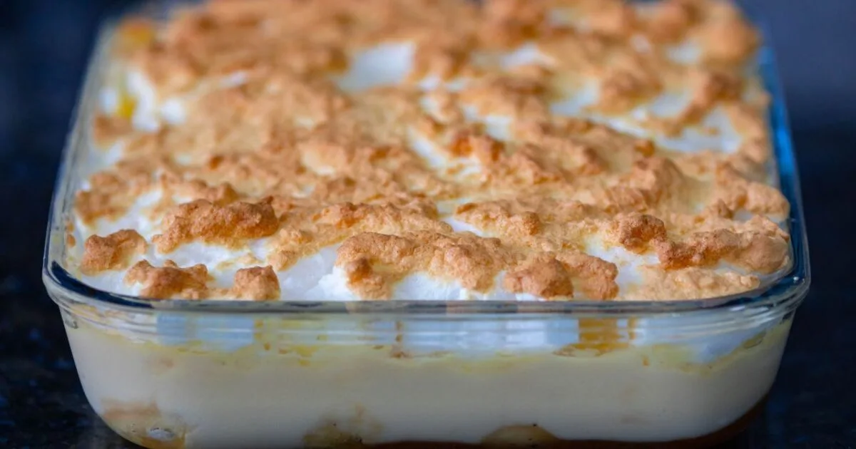 Torta Doce Tentação de Banana com Canela e Creme que Sai da Geladeira com um Cheiro Tão Aconchegante e um Sabor Tão Cremoso que Sempre Faz Todo Mundo Pedir Mais um Pedaço
