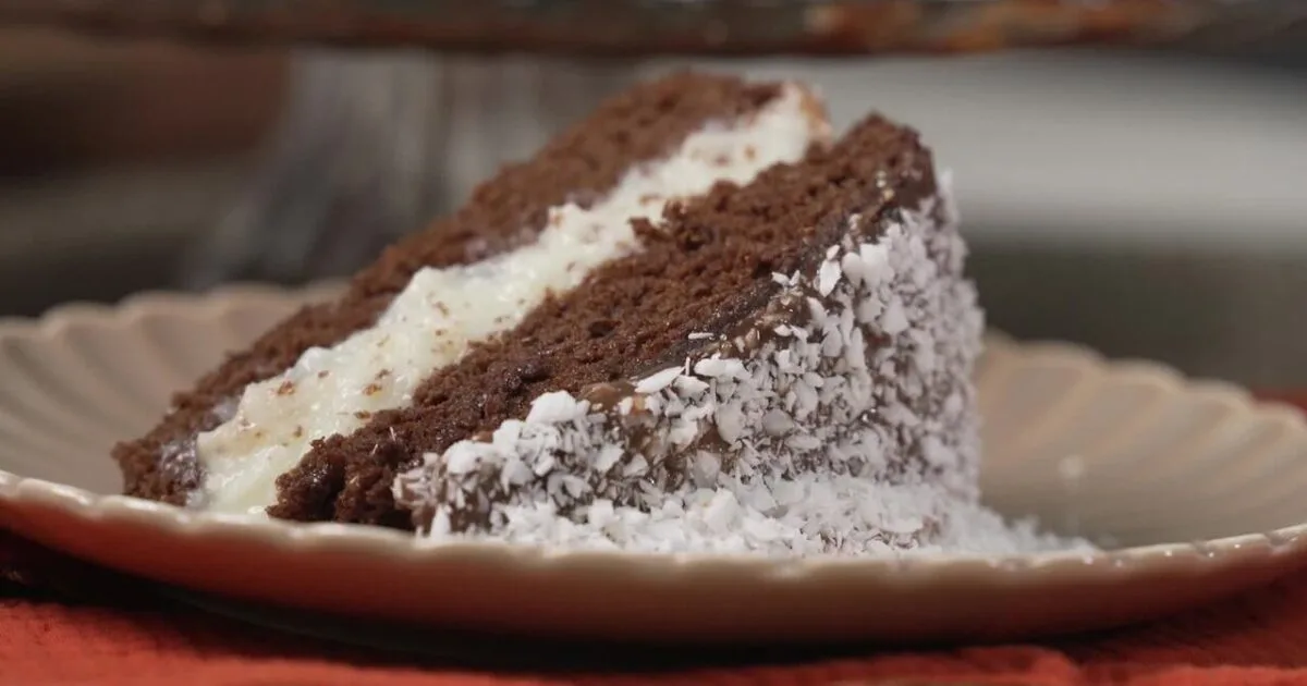 Torta Ouro Fit de Coco com Cacau que Tem Sabor de Prestígio Cremoso, Mas é Saudável, Leve e Perfeita para Matar a Vontade de Doce sem Culpa