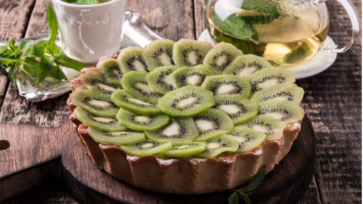 Torta Gelada de Kiwi com Creme de Baunilha que Fica Refrescante, Delicada e com Sabor Leve Perfeito para Dias Quentes