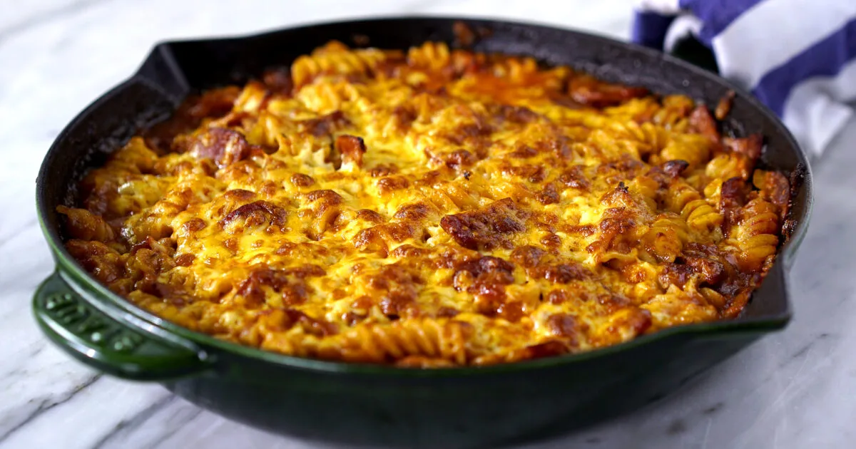 Macarrão Gratinado com Creme de Alho Assado e Calabresa que Sai do Forno Borbulhando, Super Cremoso e com Aquele Cheiro Irresistível de Comida Caseira
