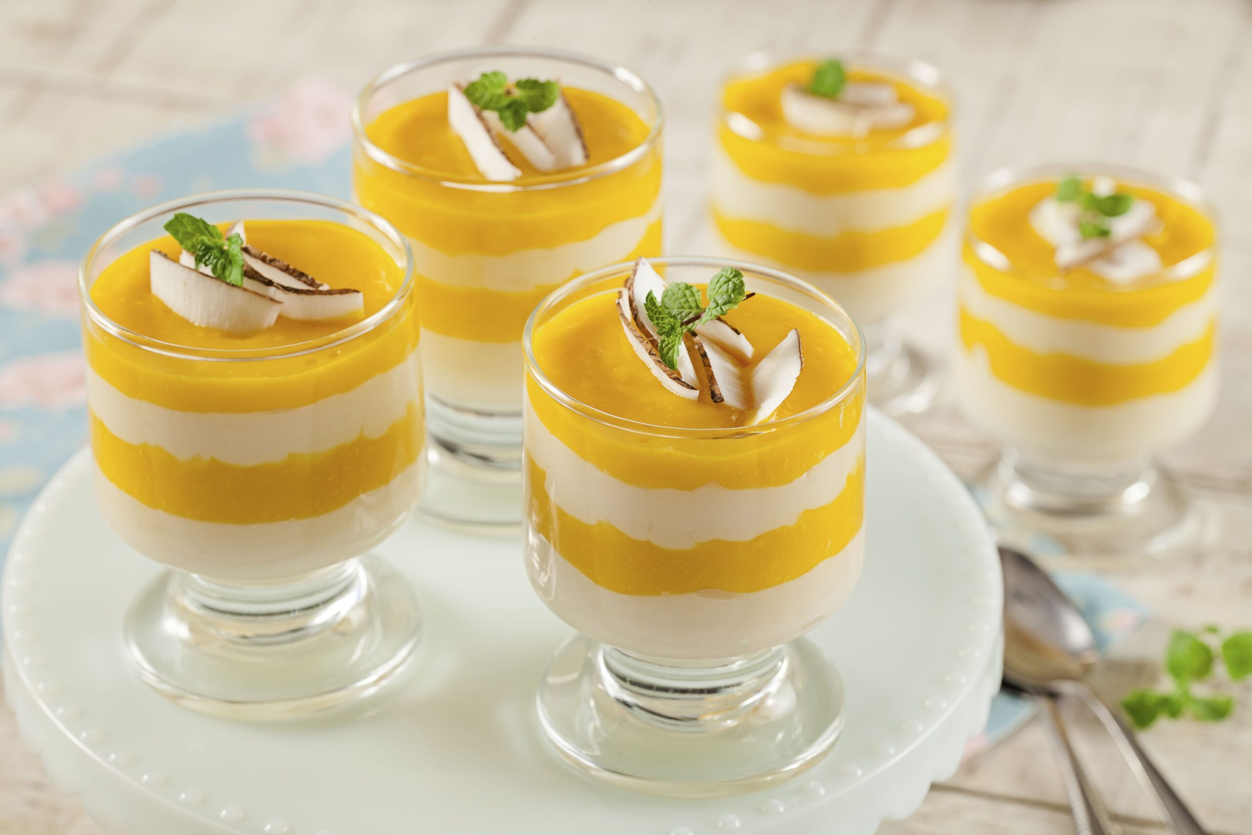 Torta de Manga com Creme de Coco Gelado que Fica Tropical, Refrescante e com Sabor de Sobremesa de Verão que Derrete na Boca