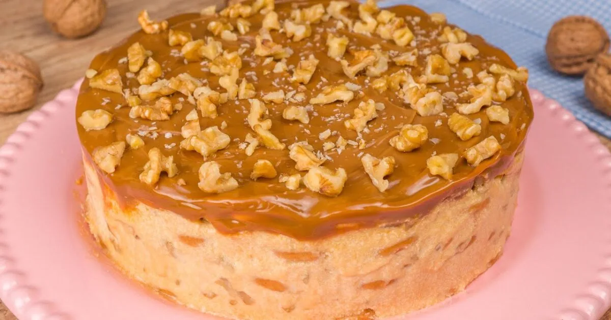Torta Encantada de Doce de Leite com Nozes Caramelizadas que Fica Tão Cremosa, Crocante e Irresistível que Todo Mundo Faz Silêncio na Primeira Mordida