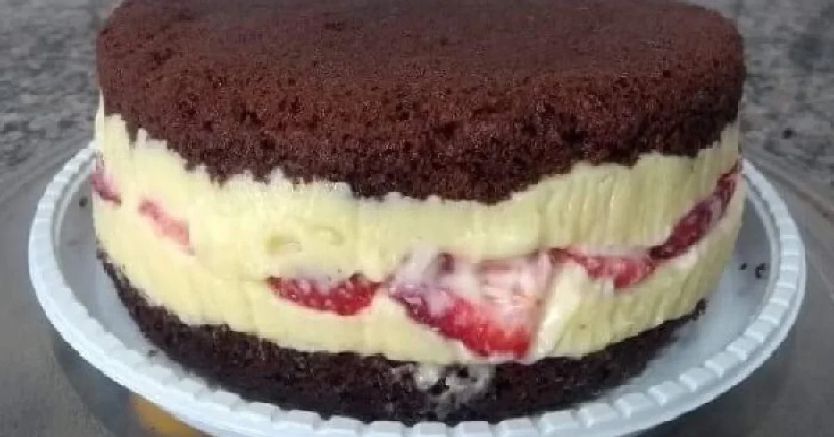 Recheio de Brigadeiro Branco com Morangos e Ganache Meio Amarga que Fica Tão Cremoso, Elegante e Irresistível que Parece Recheio de Confeitaria Famosa