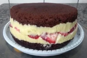 Recheio de Brigadeiro Branco com Morangos e Ganache Meio Amarga