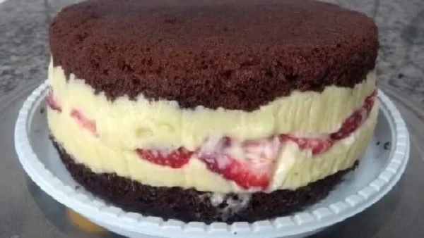 Recheio de Brigadeiro Branco com Morangos e Ganache Meio Amarga