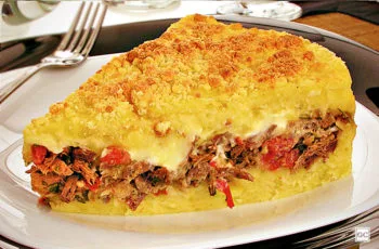 Torta Salgada de Mandioca com Carne Seca Cremosa e Queijo Coalho que Parece Receita de Fazenda Sofisticada, Mas Fica Super Cremosa e Perfeita para Reunir a Família