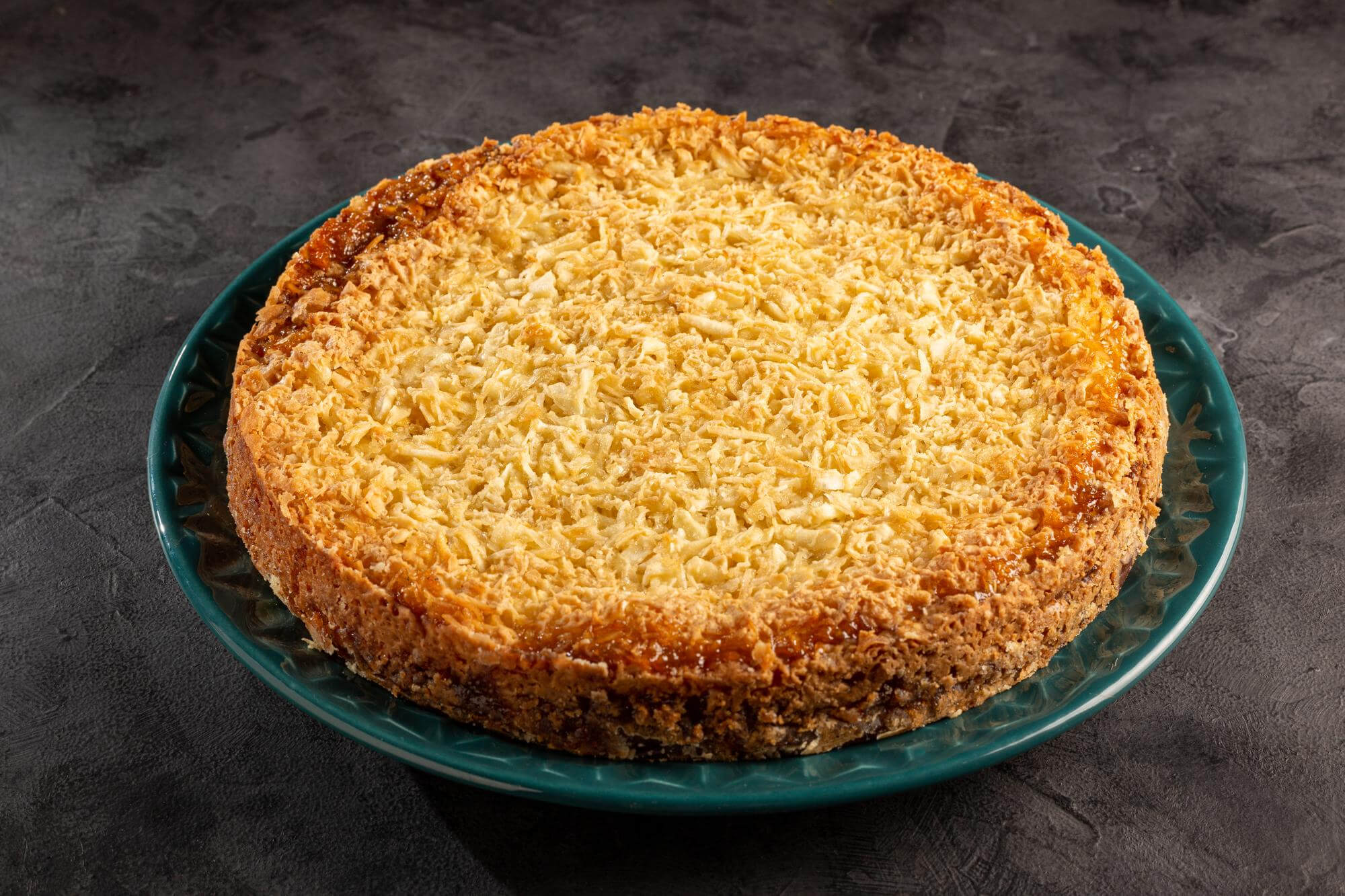Torta Cremosa de Abacaxi com Pimenta Rosa e Coco Queimado que Parece Sobremesa de Confeitaria Fina, Mas Fica Fácil de Fazer e Impressiona Todo Mundo na Primeira Fatia