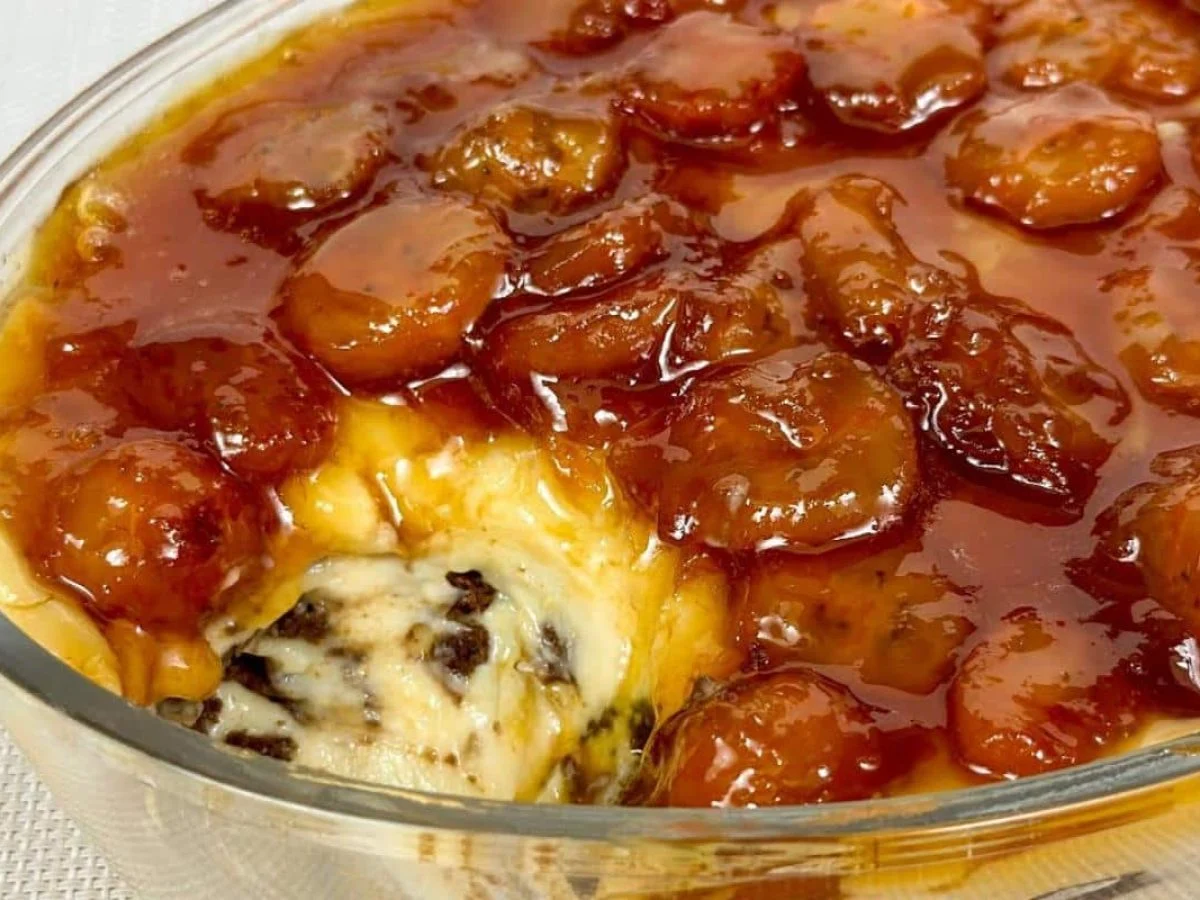 Torta de Banana Caramelizada com Creme de Gengibre e Canela que Tem Cheiro de Casa Aconchegante e Sabor de Sobremesa de Cafeteria Charmosa