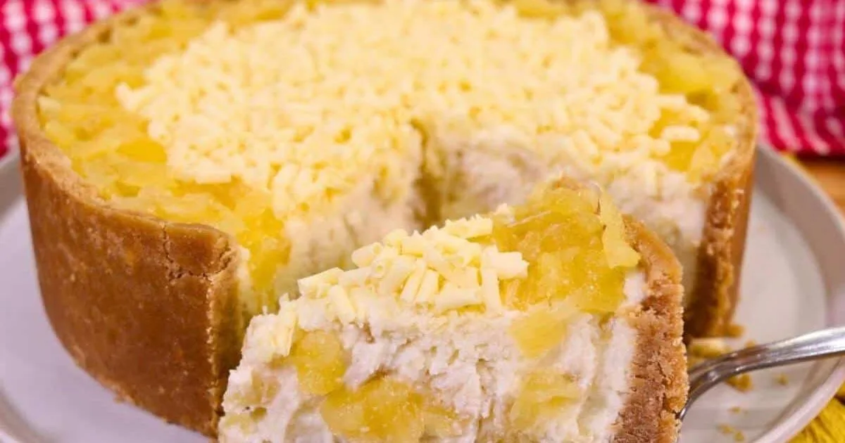 Torta Princesa de Coco com Abacaxi Cremoso que Fica Tão Leve, Refrescante e Molhadinha que Todo Mundo Pede a Receita Antes Mesmo da Sobremesa Acabar