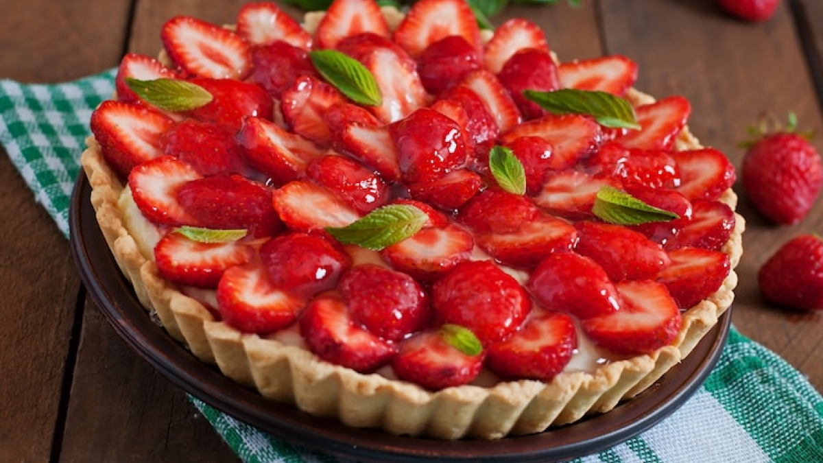 Torta Gelada de Morango com Hortelã e Creme de Baunilha que Parece Sobremesa de Festa Elegante, Mas Fica Leve, Refrescante e Muito Delicada
