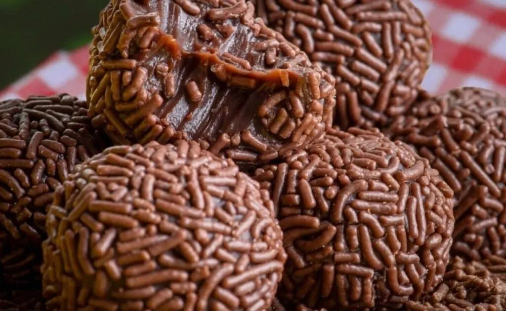 Brigadeiro Tradicional: Receita Fácil, Cremosa e Perfeita para Festas