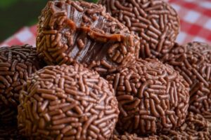 Aprenda a fazer brigadeiro tradicional com poucos ingredientes. Receita fácil, cremosa e perfeita para festas, sobremesas ou para matar a vontade de um doce.