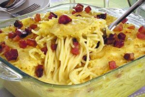 Aprenda a fazer um delicioso Macarrão à Carbonara com preparo rápido e ingredientes simples. Uma receita cremosa, saborosa e perfeita para qualquer ocasião.