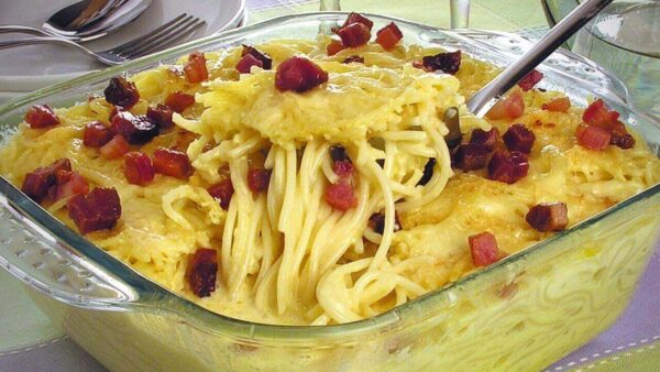 Aprenda a fazer um delicioso Macarrão à Carbonara com preparo rápido e ingredientes simples. Uma receita cremosa, saborosa e perfeita para qualquer ocasião.