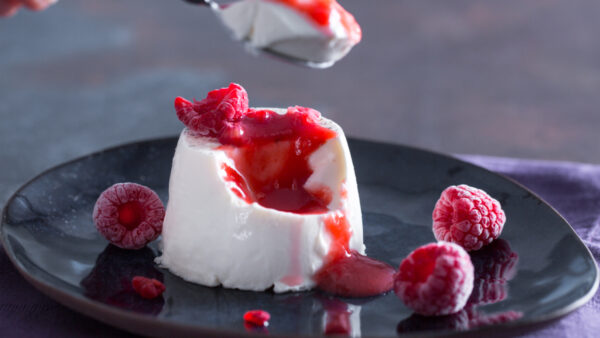 Aprenda a fazer uma Panna Cotta cremosa e irresistível com ingredientes simples. Receita italiana fácil, pronta em poucos minutos e perfeita para qualquer ocasião.