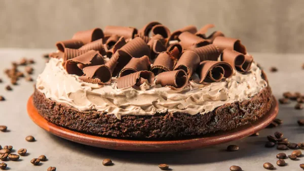 Torta de Chocolate com Café Cremoso e Crosta de Amendoim Salgado