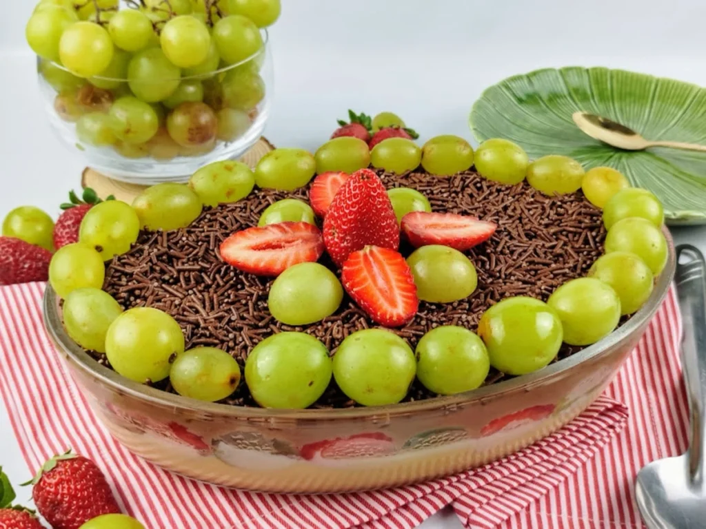 Aprenda a fazer um Gelado de Uva Fácil, uma sobremesa refrescante, cremosa e cheia de sabor. Receita prática, econômica e perfeita para surpreender a família em qualquer ocasião.
