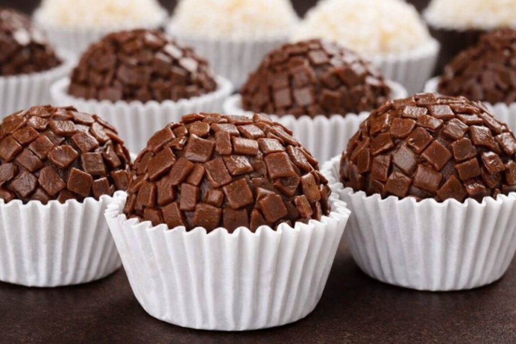 Aprenda a fazer brigadeiro tradicional com poucos ingredientes. Receita fácil, cremosa e perfeita para festas, sobremesas ou para matar a vontade de um doce.