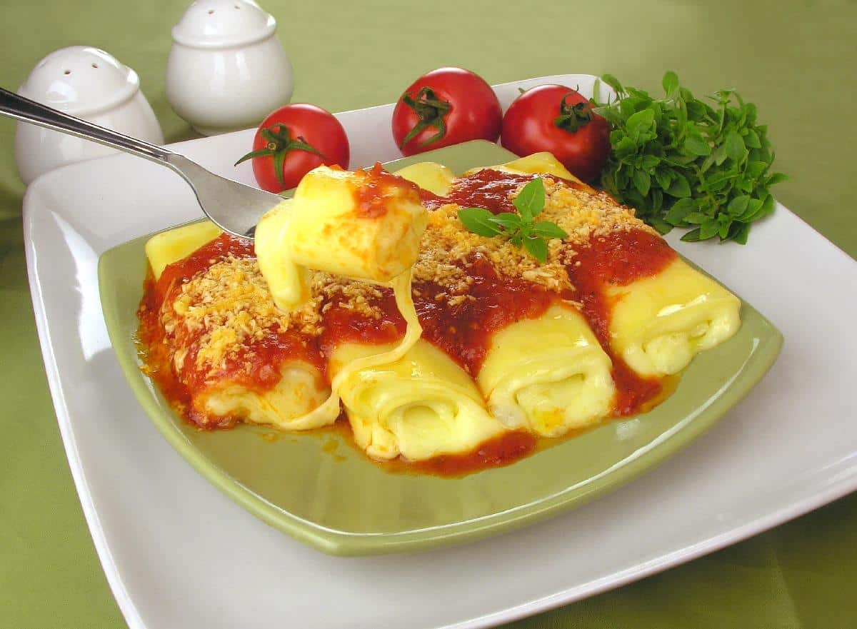 Canelone de Panqueca Recheado com Quatro Queijos e Mel Picante: 5 Segredos Que Fazem Essa Receita Explodir em Sabor na Primeira Mordida