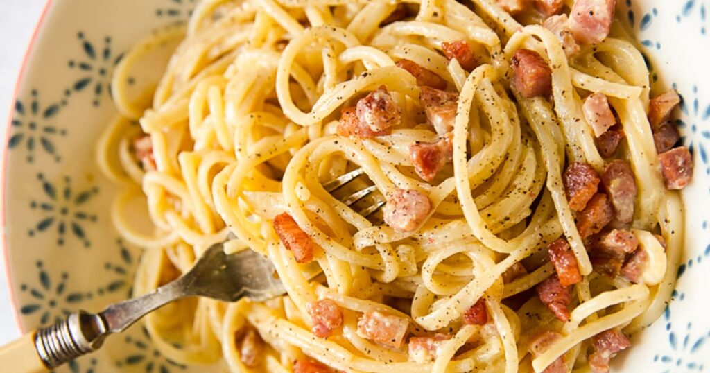 Aprenda a fazer um delicioso Macarrão à Carbonara com preparo rápido e ingredientes simples. Uma receita cremosa, saborosa e perfeita para qualquer ocasião.