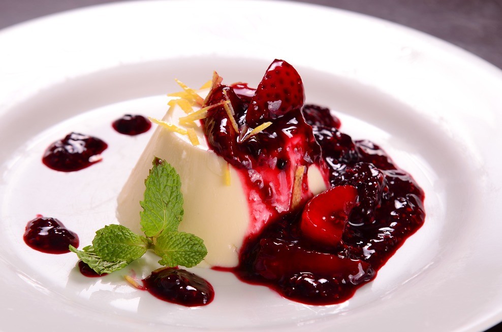 Aprenda a fazer uma Panna Cotta cremosa e irresistível com ingredientes simples. Receita italiana fácil, pronta em poucos minutos e perfeita para qualquer ocasião.