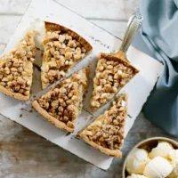 Torta Lua de Mel com Amêndoas Crocantes: 7 Motivos Para Você Fazer Essa Sobremesa Sofisticada que Parece de Confeitaria Famosa