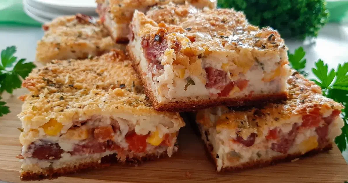 Torta Salgada de Cenoura com 300g de Linguiça Defumada e Creme de Queijo que Sai do Forno Super Macia, Douradinha e com Cheiro de Receita Caseira Especial