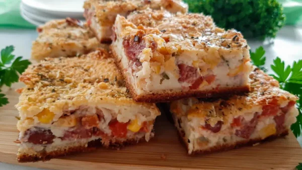 Torta Salgada de Cenoura com 300g de Linguiça Defumada e Creme de Queijo que Sai do Forno Super Macia, Douradinha e com Cheiro de Receita Caseira Especial