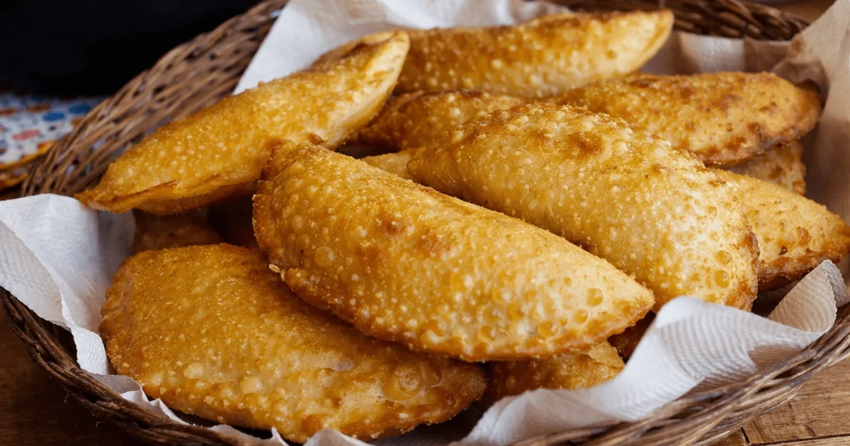 Prepare Pastéizinhos Dourados crocantes, sequinhos e muito saborosos com uma receita prática e fácil. Perfeitos para festas, lanches, reuniões em família ou para vender.