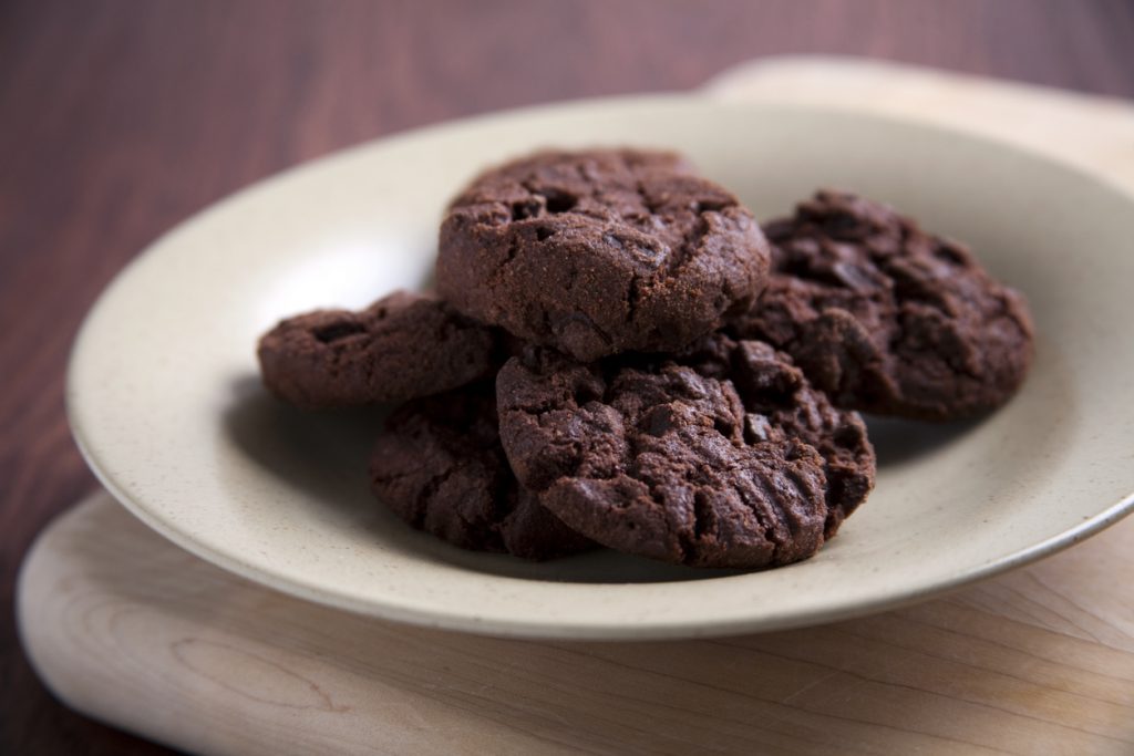 Aprenda a fazer deliciosos Biscoitos de Amêndoas e Chocolate, crocantes por fora, macios por dentro e cheios de sabor. Uma receita fácil, perfeita para acompanhar um café ou presentear.